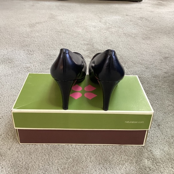 Naturalizer Round Toe Black Leather Pumps - Picture 2 of 3
